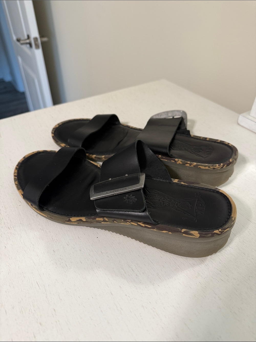 Fly London Women’s Cape Black Leather Slide Sandals w/Buckle / Size 41 (10-10.5)